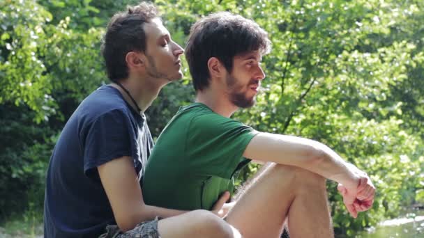 Δύο νέους γκέι άντρας που αγκαλιάζονται μεταξύ τους — Αρχείο Βίντεο