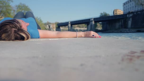 Tourist Her Back Relaxes Sunbathe River Tiber Rome — стокове відео