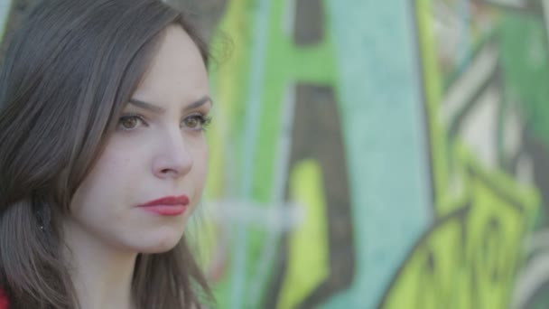 Kırmızı bir gömlek ile depresif kadın portresi ağlıyor — Stok video