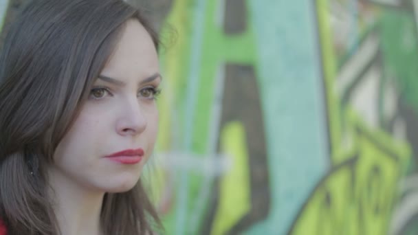 Retrato de la mujer deprimida con una camisa roja está llorando — Vídeos de Stock