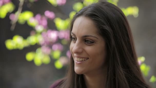 Mujer sonriente feliz mira a la cámara: al aire libre, la luz del sol, lindo, hermoso — Vídeos de Stock