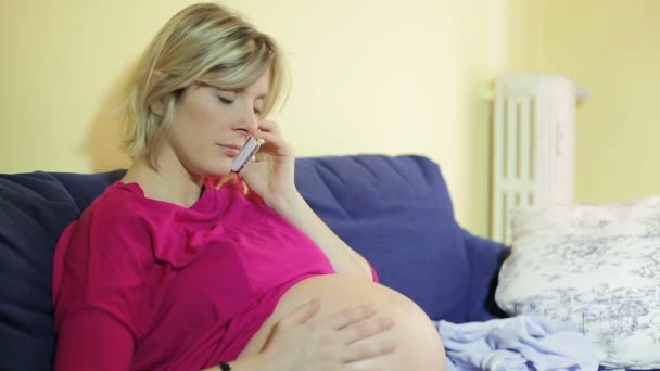 Zwangere vrouw dicht bij geboorte bellen met mobiele telefoon te geven: smartphone — Stockvideo