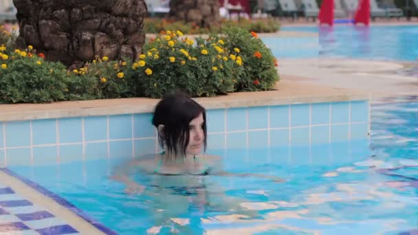 Mujer relajándose en la piscina — Vídeo de stock