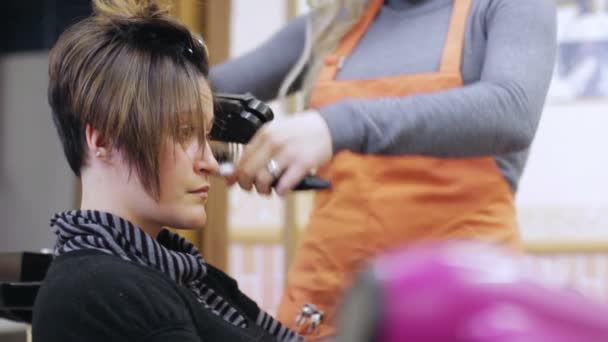 Frau Mit Schlichtem Haarschnitt Beim Friseur — Stockvideo