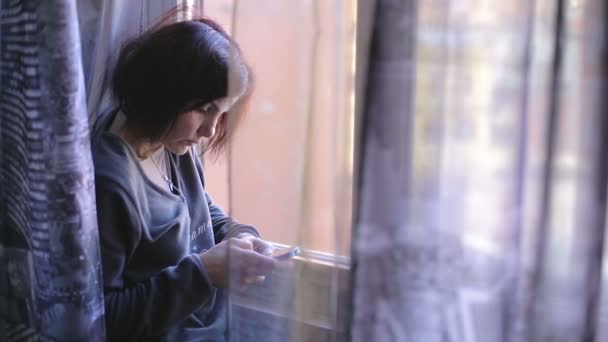 Красивая женщина пишет текстовое сообщение — стоковое видео