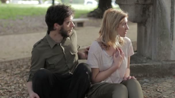 Angry woman makes peace with the boy in the park — Stock Video