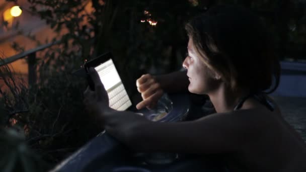 Femme surfant sur internet sur tablette — Video