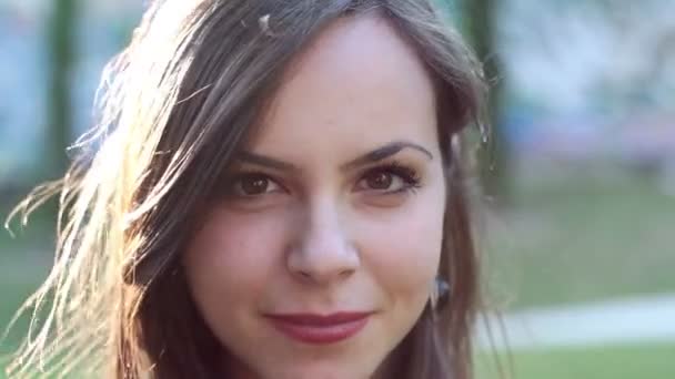 Retrato de una hermosa joven sonriente — Vídeos de Stock