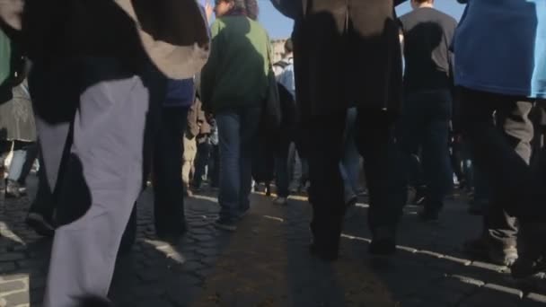 Folla di persone si stanno muovendo su una strada del centro della città: manifestazione, passeggiata, a piedi — Video Stock