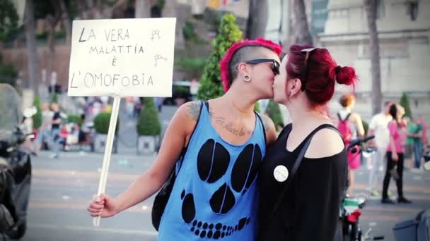 Deux lesbiennes s'embrassant dans la rue manifestant pour leurs droits - gay pride, juin 2015 Rome, Italie — Video