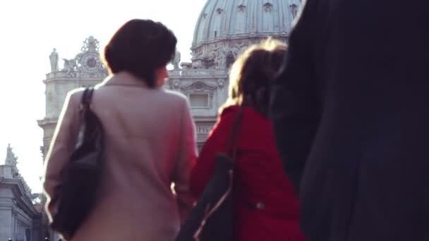 人们走在圣 · 彼得教堂 — 图库视频影像
