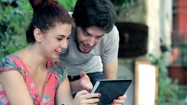 Erkek ve kadın internette sörf — Stok video