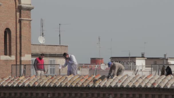 Trabajadores soldando una barandilla (barandilla) en la terraza de un edificio — Vídeo de stock