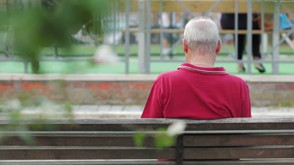 Äldre mans övergiven av sin familj — Stockvideo