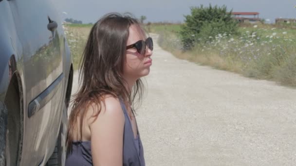 Kadının yanına kırık araba yardım bekliyor — Stok video