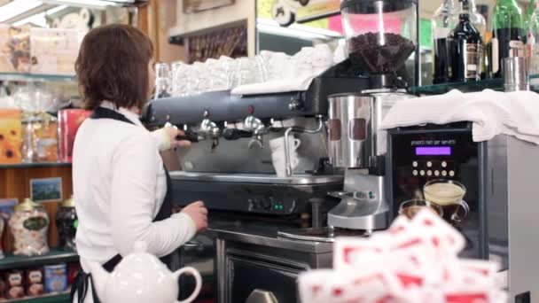 Barista hembra haciendo un café con máquina profesional - dolly — Vídeos de Stock