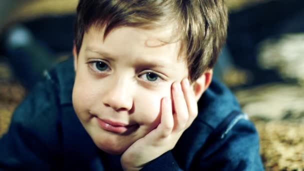 Gyönyörű gyermek unatkozik és szomorú — Stock videók