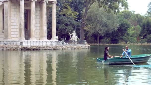 Romantyczny ludzi na łodzi wiosłowej: para jest po chwili przetargu na jeziorze — Wideo stockowe