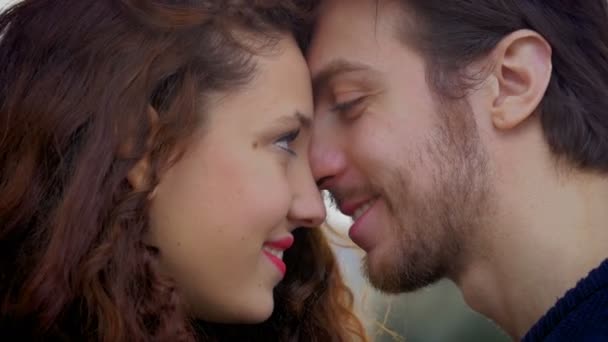 Casal ter momentos românticos com beijos doces e carícias — Vídeo de Stock