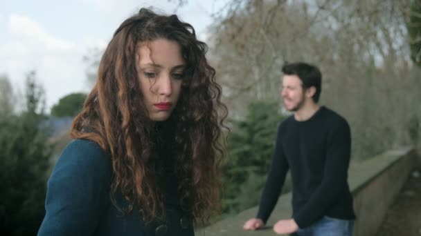 Personnes pleurant et désespérant après une querelle : tristesse pour l'amour — Video