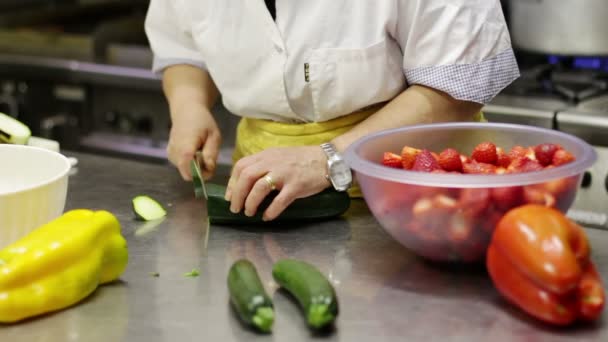 Erfahrener Koch schneidet die Zucchini — Stockvideo