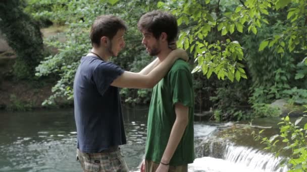 Deux les jeunes gay l'homme câlin l 'autre — Video