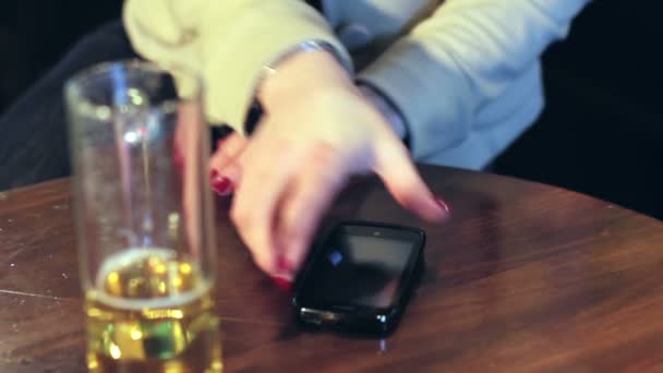 Junge Frau mit Smartphone in Kneipe — Stockvideo