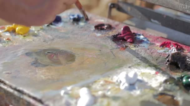 Pintor mezclando con los colores del pincel — Vídeos de Stock