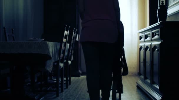 Kvinna skjuter en rullstol med en handikappad man, prata med honom och försöka komfort — Stockvideo