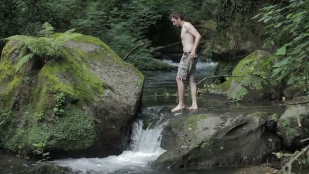 Liefdevolle homo paar in een rivier: outdoor, liefde, homoseksueel, rivier, lifestyle — Stockvideo