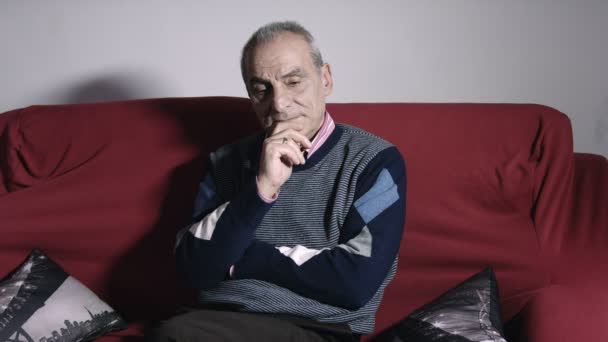 Anciano pensativo en casa: suspirando, melancolía, pensativo, deprimido, doloroso — Vídeo de stock