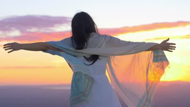 Femme ouvre les bras comme un ange — Video