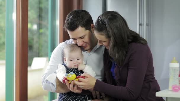 Glückliche junge Familie mit Baby — Stockvideo