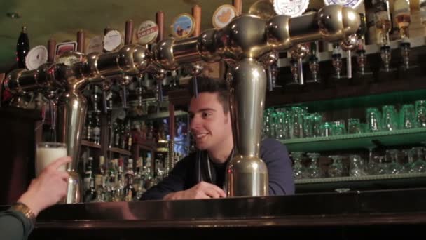 Barman vertiendo cerveza a una chica — Vídeos de Stock