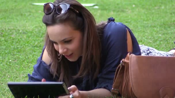 Mujer joven usando tableta — Vídeo de stock