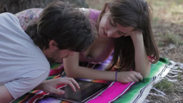 Para przy użyciu komputera typu tablet — Wideo stockowe