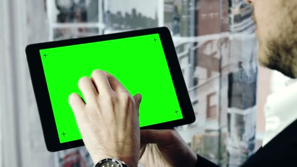 Businessman using tablet with green screen (alpha) — Stockvideo