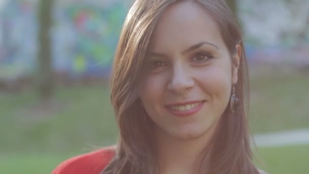 Porträt einer jungen Frau sieht sich lächelnd um — Stockvideo