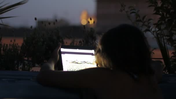 女人在平板电脑在互联网上冲浪 — 图库视频影像