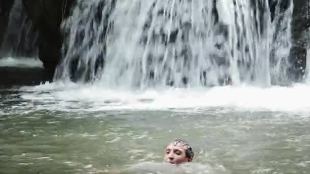 Людина під водоспадом, радіє — стокове відео