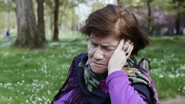 Депрессивная старуха: грустная женщина сидит одна: проблемы, проблемы, одиночество — стоковое видео