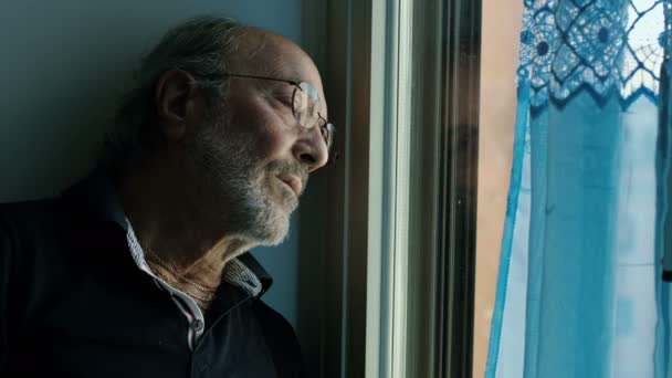 Homme âgé regardant par la fenêtre — Video