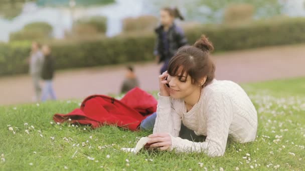 belle jeune femme écrit un journal en plein air dans le parc : crayon 