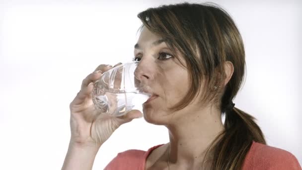 Νεαρή γυναίκα που πίνει το γλυκό νερό — Αρχείο Βίντεο