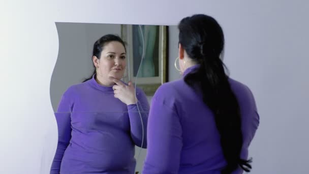 Mujer con sobrepeso en el espejo — Vídeo de stock