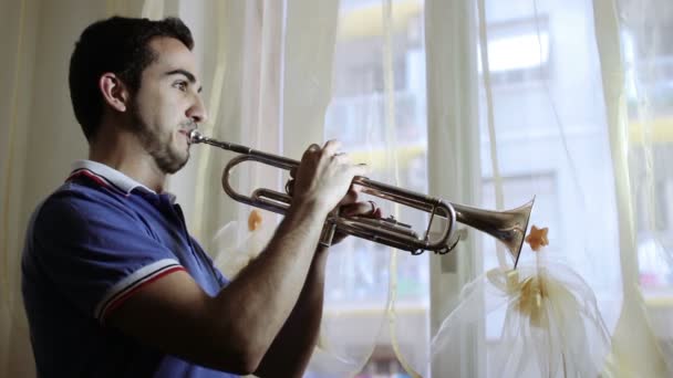 Un hombre tocando la trompeta - pasión por la música — Vídeo de stock