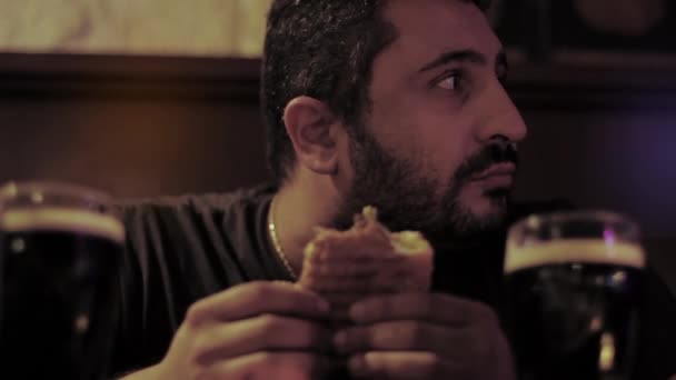 Hombre con sobrepeso comiendo sándwich en el pub — Vídeos de Stock