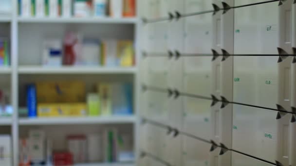 서랍에서 약을 복용 하는 약사 — 비디오