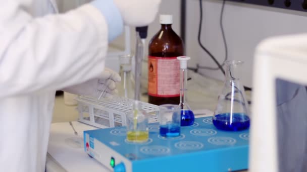 Scentist werken in genetische laboratorium — Stockvideo