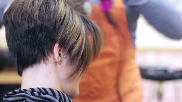 A modern és a fiatal hajvágás - fodrászat - fodrász — Stock videók